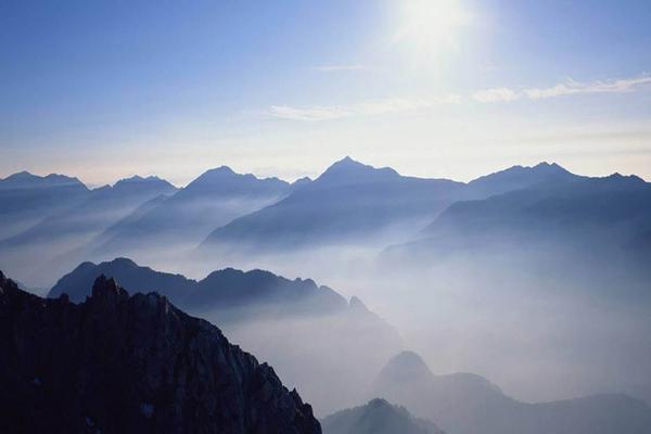 重峦叠嶂的群山PPT背景图片