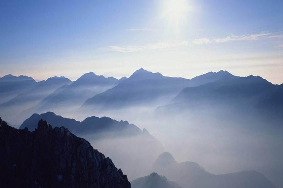 重峦叠嶂的群山PPT背景图片