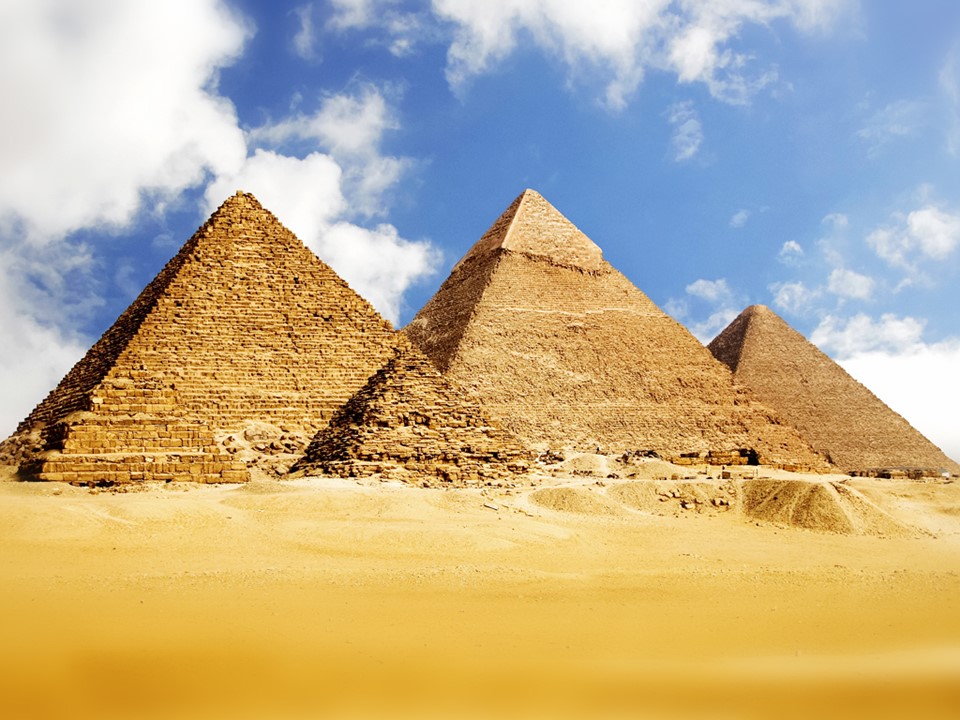 蓝天白云下的埃及金字塔背景的PPT模板